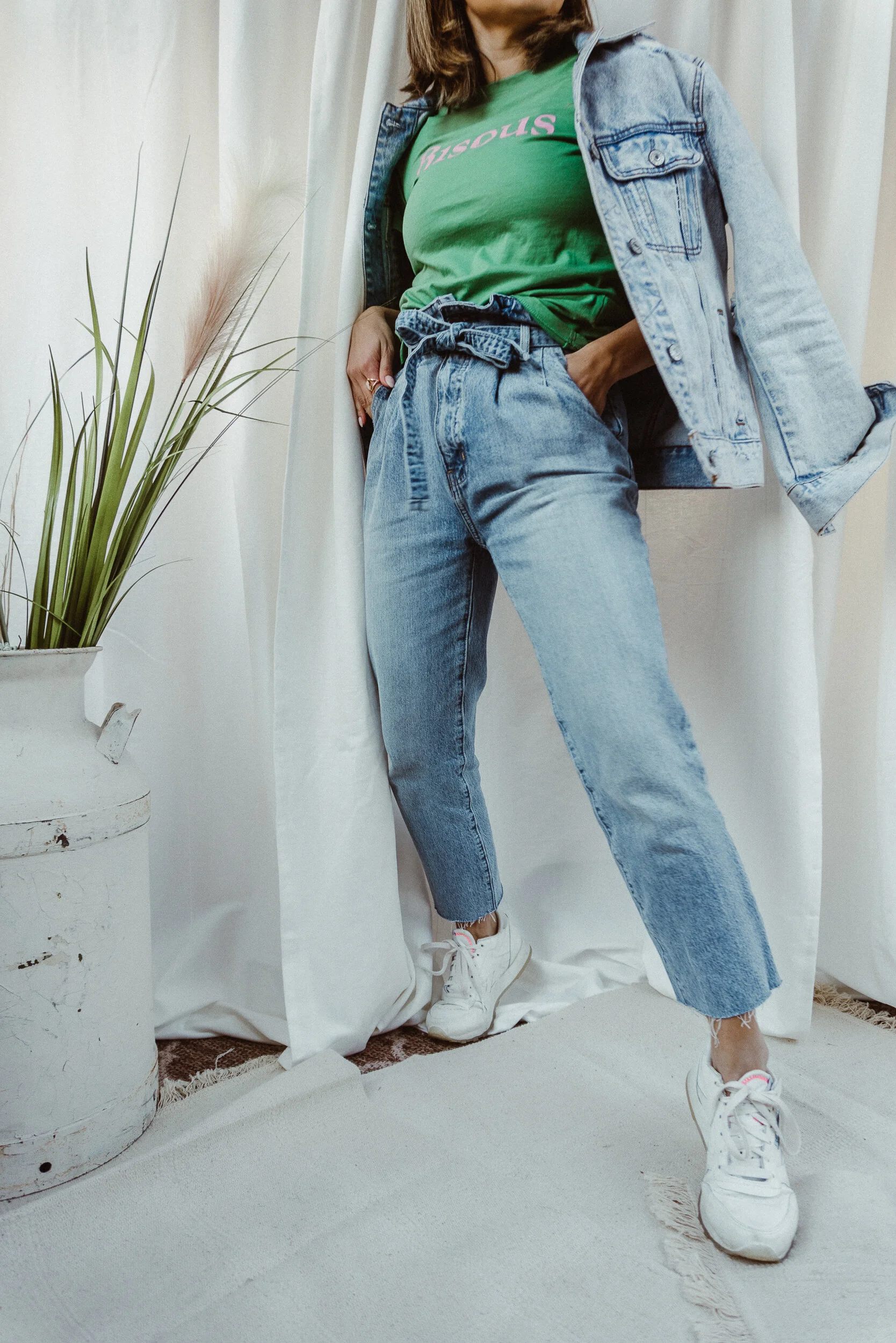 Paperbag pants with sneakers 2025